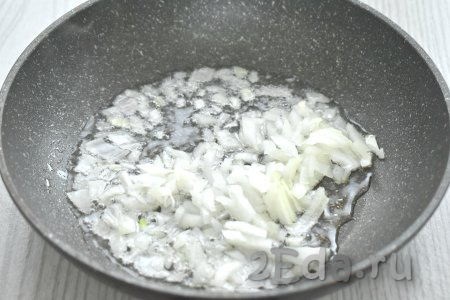 Пока варится картофель, обжарим овощи. Для этого хорошо разогреваем в сковороде растительное масло, выкладываем очищенный и мелко нарезанный лук, обжариваем его, иногда помешивая, до прозрачности (минуты 3-4) на среднем огне.