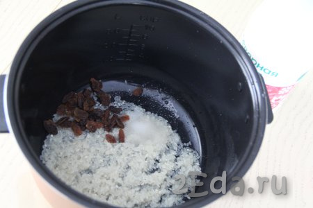 Рис и изюм выложить в чашу мультиварки, добавить соль и сахар.