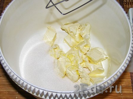 В чашу миксера насыпаем сахар и добавляем размягчённое сливочное масло, перемешиваем миксером до получения однородной массы.