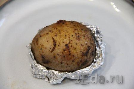 Запечённую картошку достать из мультиварки, освободить от фольги.