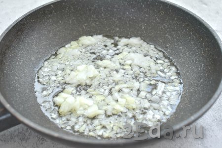 Морковь и лук очищаем. Разогреваем растительное масло в сковороде, выкладываем достаточно мелко нарезанный лук и обжариваем его, иногда помешивая, на среднем огне 3-4 минуты (до мягкости).