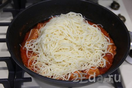 Пока фрикадельки тушатся, отварим спагетти, для этого в кастрюле нужно вскипятить достаточно большое количество воды, подсолить, выложить спагетти, перемешать, дождаться закипания воды, уменьшить огонь и варить ориентировочно 7-9 минут (точное время варки спагетти посмотрите на упаковке макарон, которые вы отвариваете). Варёные спагетти откинуть на дуршлаг, чтобы стекла вся лишняя вода. После того как фрикадельки протушатся в томатном соусе 15 минут, добавить к ним отваренные спагетти. 