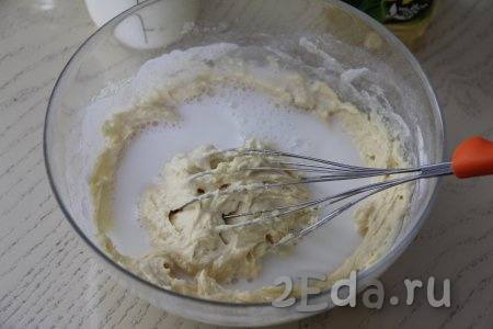 Перемешать тесто, оно получится однородным и густым. Влить молоко в блинное тесто в несколько приёмов, каждый раз перемешивая тесто до однородности.