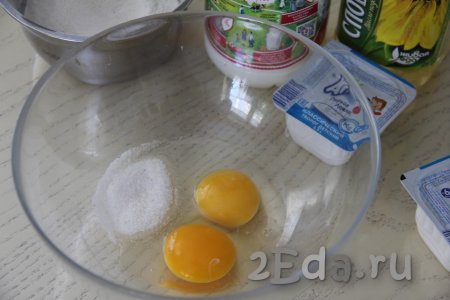 Соединить в глубокой миске яйца и ванильный сахар (вместо ванильного сахара можно взять обычный), перемешать венчиком.