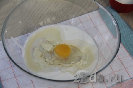 Для замешивания теста нужно в объёмную миску влить кефир, добавить яйцо, влить растительное масло. 