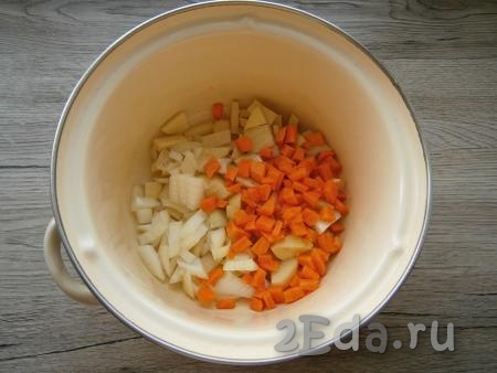 Картошку, морковь и лук очистить. Молодой кабачок можно не очищать от кожуры. Из болгарского перца удалить семенную коробку. В кастрюлю нарезать кубиками или кусочками картофель, морковь и репчатый лук.