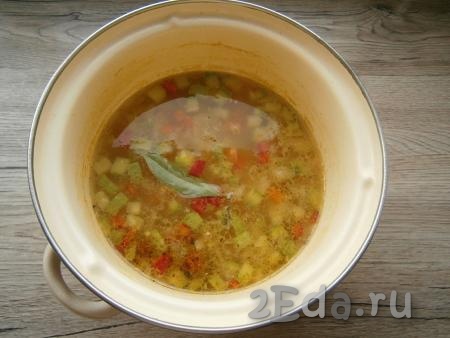 Также в овощной суп с кабачками добавить специи, приправу и лавровый лист, варить на небольшом огне еще минут 15.
