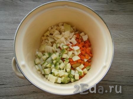 Капусту и кабачок тоже нарезать кубиками или кусочками и выложить в кастрюлю к овощам.