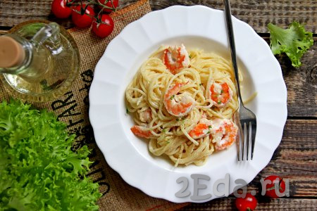 Спагетти с креветками в сливочно-чесночном соусе горячими подать к столу. Уверена, это аппетитное, сытное блюдо придётся по вкусу и вам, и вашим близким!