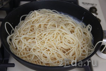 Затем добавить в сковороду спагетти, перемешать с креветками в сливочно-чесночном соусе. Подержать блюдо на небольшом огне в течение 2-3 минут, чтобы спагетти прогрелись, и убрать с огня.