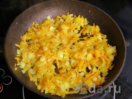 В сковородку наливаем растительное масло, разогреваем, затем выкладываем морковку с луком и обжариваем овощи минут 5-6 (до мягкости моркови), периодически перемешивая. Снимаем сковородку с огня и оставляем овощи немного остыть.