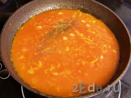 В сковородку с луком, морковью и томатной пастой вливаем воду, перемешиваем, добавляем соль, специи по вкусу, снова перемешиваем, на сильном огне доводим томатный соус до кипения и провариваем на небольшом огне 3-4 минуты.
