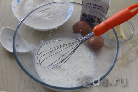 В достаточно глубокую миску влить 250 миллилитров "Снежка", добавить соду, тщательно перемешать венчиком и оставить на 3-5 минут. За это время сода полностью погасится в кисломолочном продукте, поэтому поверхность "Снежка" покроется пузырьками.