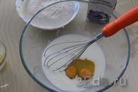 Затем в смесь "Снежка" и соды добавить яйца, перемешать венчиком.