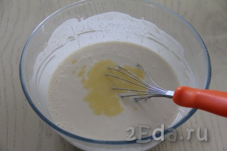 Сливочное масло растопить в микроволновке (или на плите), дать ему немного остыть, а затем влить в тесто, хорошо перемешать.