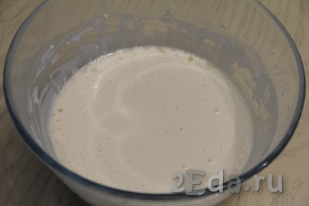 Тесто для блинов, замешанное на молоке, сметане и кипятке, должно получиться в меру густым, без комочков, напоминающим жидкий кефир. Дать блинному тесту постоять 10-15 минут.