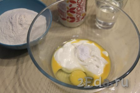 Соединить в миске яйца, сметану, соль, сахар и ванильный сахар.