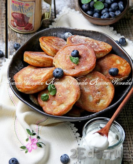 Нежные, вкусные, пышные оладьи, приготовленные на кефире с яблоками и корицей, подать к столу со сметаной, мёдом или вареньем.