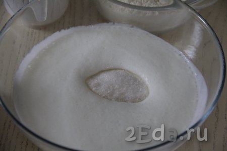 В запузырившуюся смесь кефира и соды добавить сахар, перемешать венчиком (или столовой ложкой).