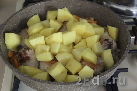 Картошку очистить, нарезать на средние кусочки и добавить в сковороду.