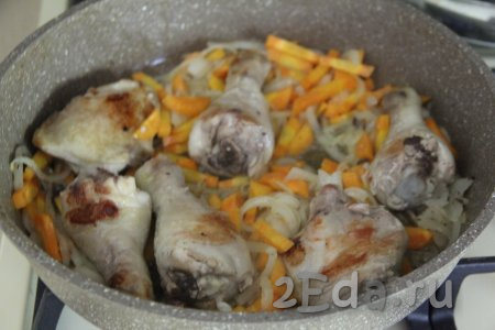 Перемешать кусочки курицы с овощами и обжаривать минут 5-6 (морковка должна стать достаточно мягкой).