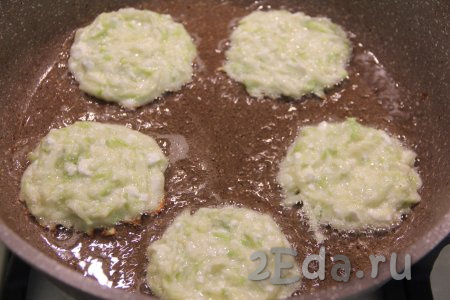 В сковороду влить растительное масло, разогреть. Выкладывать в разогретую сковороду по 1 столовой ложке кабачково-творожного теста в виде круглых оладий.