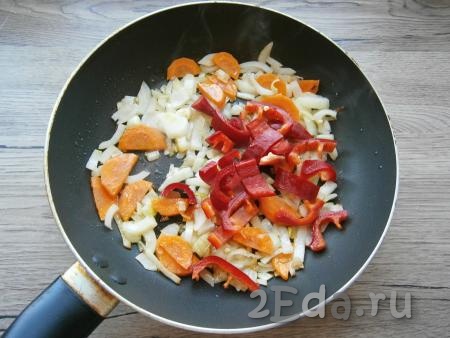 Обжарить морковь с луком на среднем огне до мягкости, не забывая иногда помешивать. Болгарский перец, очищенный от семян, выложить к обжаренным овощам.