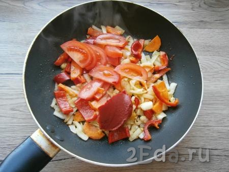 Обжарить все вместе минуты 3-4, далее добавить томатную пасту и нарезанный тонкими дольками свежий помидор.