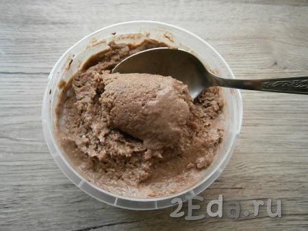 Отправить смесь в морозилку на 6-8 часов. Каждый час шоколадную смесь следует перемешивать ложкой. Не нужно слишком замораживать мороженое, приготовленное из сливок и сгущенки, но, если это произошло, перед подачей переставьте его из морозилки в холодильник минут на 20.