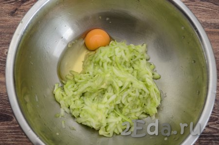 В миску с кабачковой массой, отжатой от сока, добавить сырое яйцо.