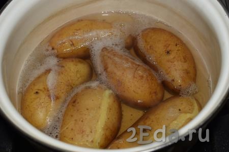 Когда картофель станет мягким (готовый картофель будет легко прокалываться ножом или вилкой), выключаем огонь и сливаем воду, в которой варилась картошка.