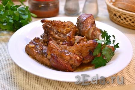 Замечательные, невероятно вкусные и ароматные свиные ребрышки, приготовленные в духовке в маринаде с медом и соевым соусом, подать к столу в горячем виде с гарниром.