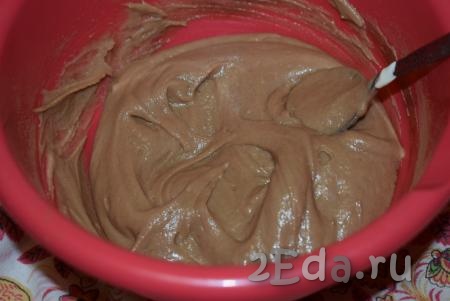 Тщательно перемешиваем какао, чтобы не осталось комочков. Готовое шоколадное тесто по консистенции получится не плотным, похожим на сметану средней густоты (как на фото).
