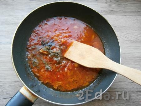 В сковороду к обжаренному луку добавить томатную пасту, влить немного воды из кастрюли, посолить, всыпать сахар, немного черного молотого перца, протушить заправку для борща минут 5 на слабом огне.
