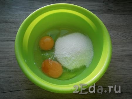 К сырым яйцам добавить сахар, соль и ванилин.
