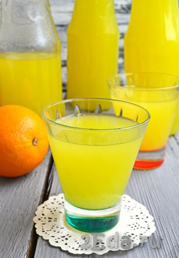 Разлить невероятно вкусную "Фанту" из апельсинов, приготовленную в домашних условиях, по банкам или бутылкам и отправить в холодильник на несколько часов. Напиток настоится и будет очень ароматным и красивым!