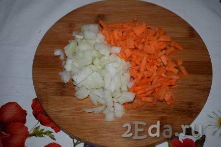 В это время чистим лук и морковь, нарезаем овощи на  кубики среднего размера.