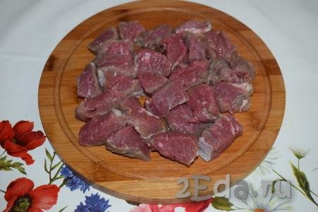 Для приготовления плова с говядиной в мультиварке сначала надо нарезать мясо на кусочки размером, примерно, 2х3 см.