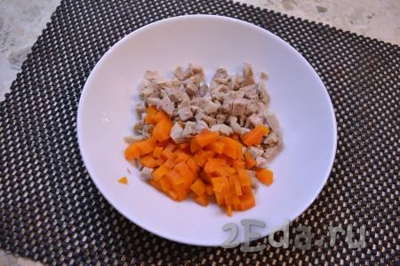 Вареные морковку, яйца и картофель очистить. Отварную курицу нарезать кусочками, добавить нарезанную небольшими кубиками отварную морковь.