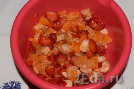 Нарезанные фрукты и ягоды складываем в глубокую миску.