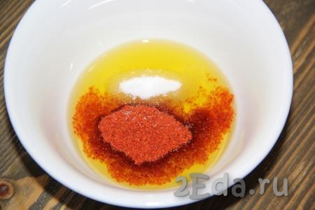 Для приготовления маринада для скумбрии, в оливковое масло добавить паприку и соль.