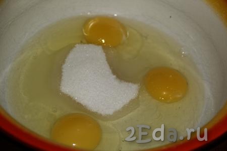 Соединить яйца, соль, сахар и ванильный сахар.