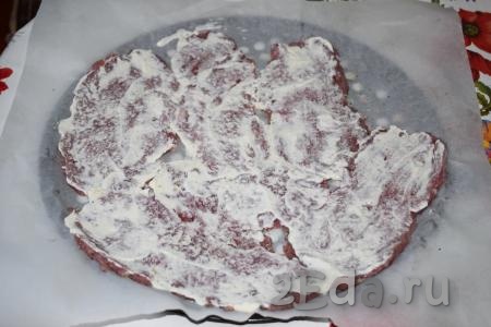 На каждый кусочек мяса нанести по 1 чайной ложке майонеза, размазывая его по всей поверхности.