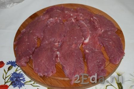 Обсушить мясо и нарезать на порционные кусочки для отбивных.