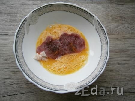 Далее разогреть сковороду с растительным маслом. Яйцо немного взбить вилкой. Каждый стейк из свинины обмакнуть с двух сторон вначале в яйцо.