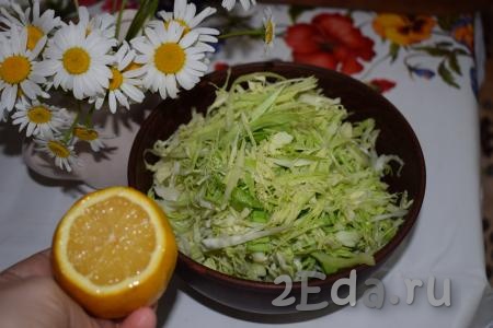 Складываем капусту, помидоры и зеленый лук в салатник. Заправляем салат лимонным соком (лимонный сок можно выжать с помощью ложки из широкой дольки лимона).