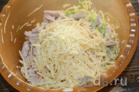 В салат из капусты и куриной грудки добавить сыр, натертый на крупной тёрке.