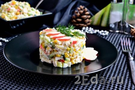 Очень вкусный крабовый салат с кукурузой и свежим огурцом готов. Его можно подать в большом салатнике или порционно, выложив с помощью кулинарного кольца на тарелки.
