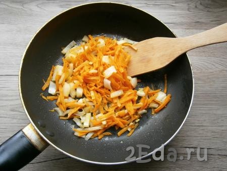 Обжарить овощи до мягкости в течение 3-4 минут, добавив в сковороду растительное масло, на среднем огне, помешивая.