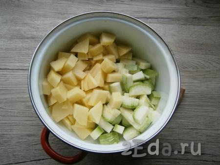 Морковь, картошку, чеснок и лук очистить, молодой кабачок можно не очищать от кожуры. Картофель и кабачок нарезать кубиками и выложить в кастрюлю.